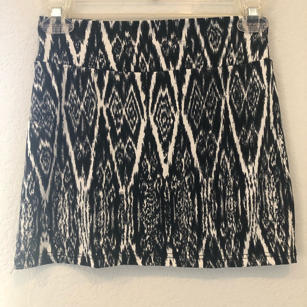 Fashion blog black and white mini skirt size small